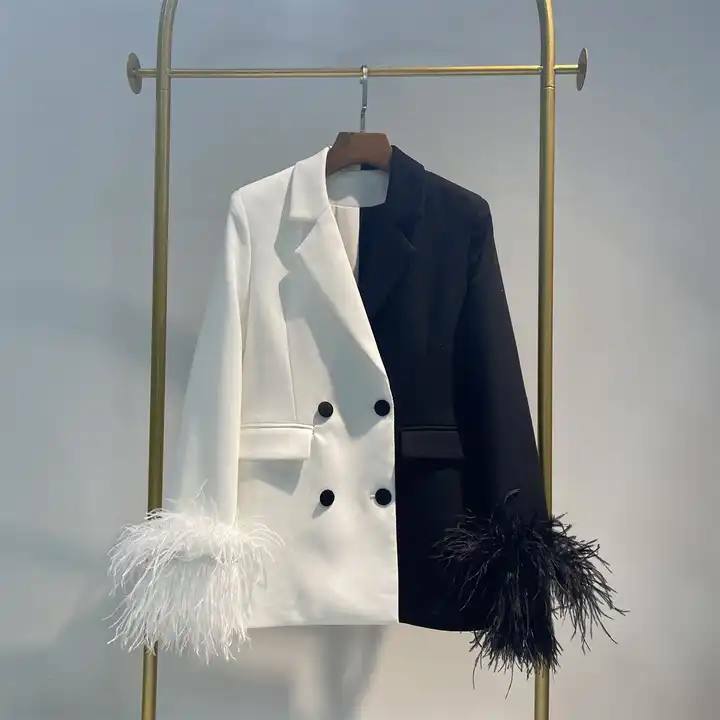 Oversize пиджак в бело черном цвете. Широкие рукава украшенные перьями